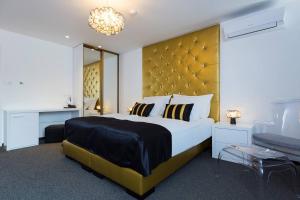 b gold luxury rooms