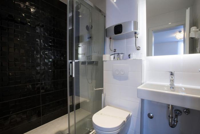 b gold luxury rooms