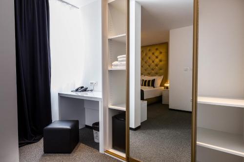 b gold luxury rooms