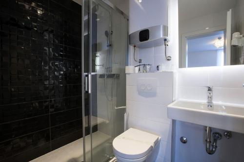 b gold luxury rooms