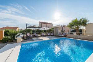 apartments and rooms danivan pool villas