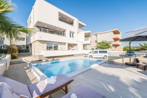 apartments and rooms danivan pool villas