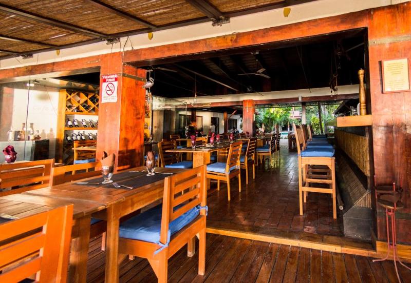cafe de playa beach front restaurant and suites