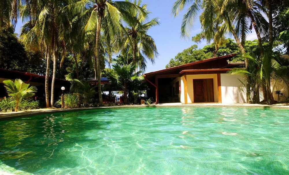 cafe de playa beach front restaurant and suites
