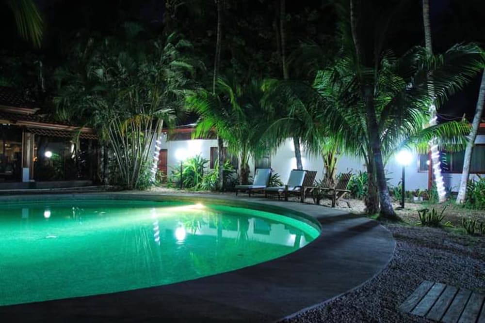 cafe de playa beach front restaurant and suites