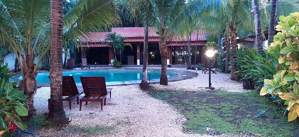 cafe de playa beach front restaurant and suites