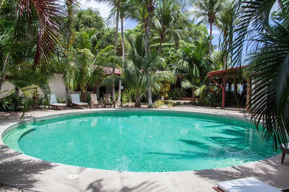 cafe de playa beach front restaurant and suites