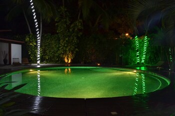 cafe de playa beach front restaurant and suites
