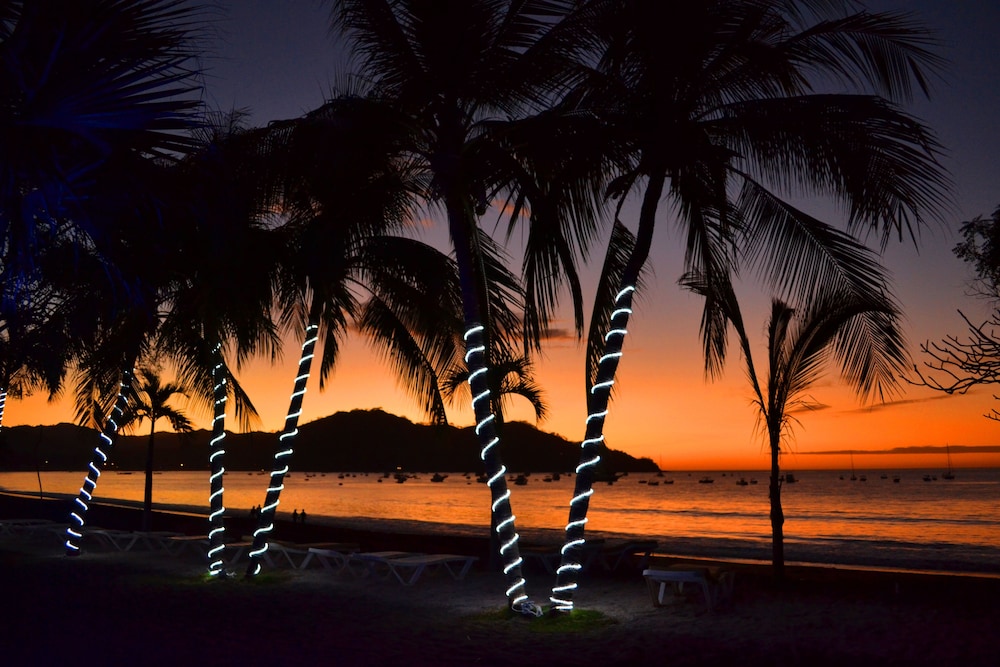 cafe de playa beach front restaurant and suites