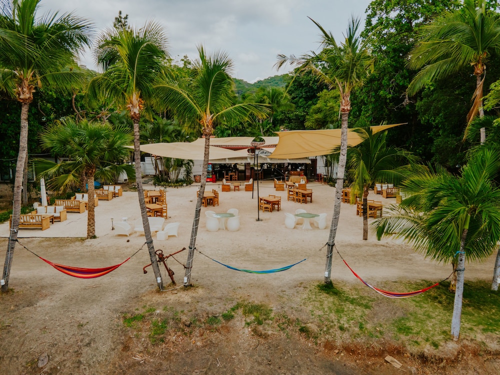cafe de playa beach front restaurant and suites