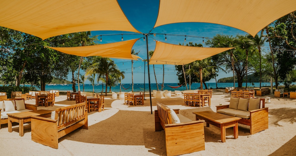 cafe de playa beach front restaurant and suites