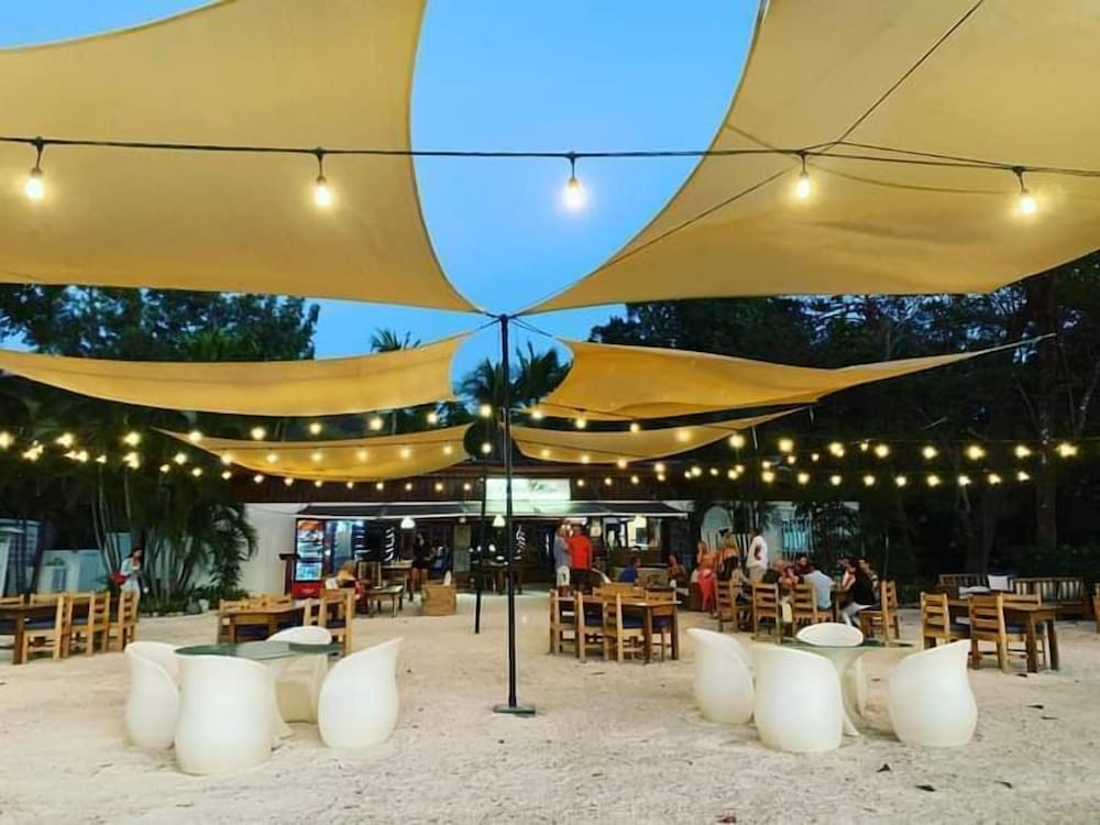 cafe de playa beach front restaurant and suites