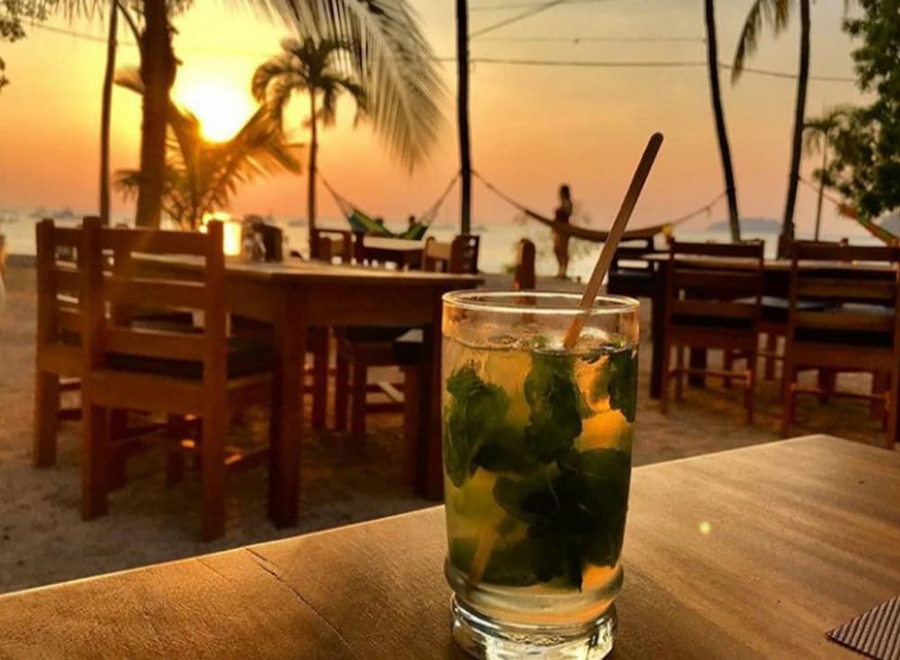 cafe de playa beach front restaurant and suites