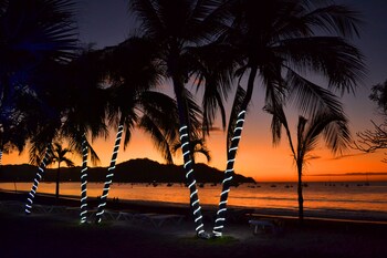 cafe de playa beach front restaurant and suites