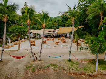 cafe de playa beach front restaurant and suites