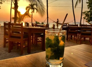 cafe de playa beach front restaurant and suites