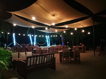 cafe de playa beach front restaurant and suites