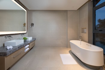 Holiday Inn Kunshan Huaqiao By Ihg,Jiading>>Huaqiao,4 star