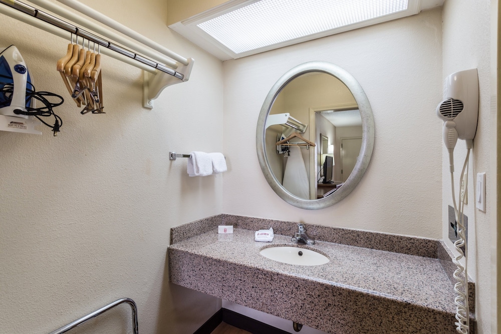 red roof inn bowling green