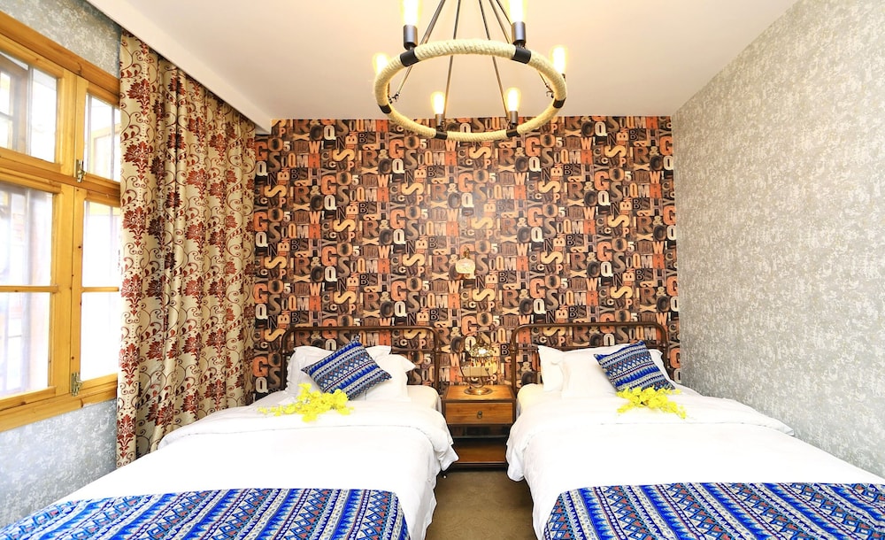 jomo hotel fenghuang
