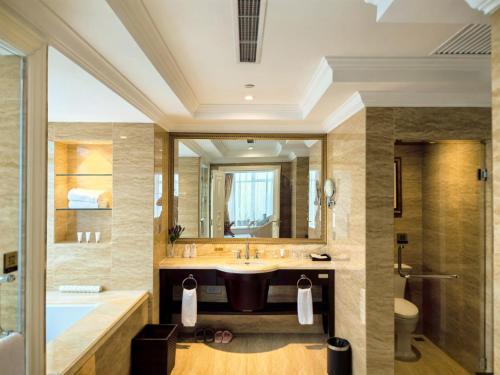 qingdao jinshi international hotel