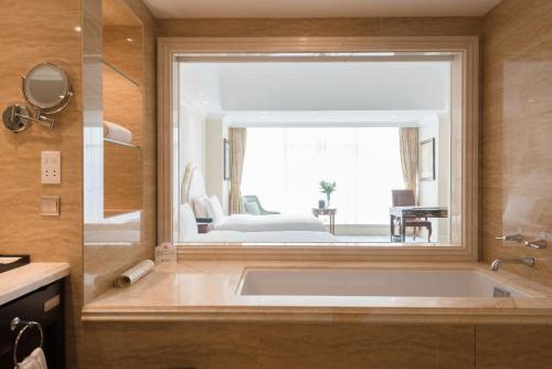 qingdao jinshi international hotel