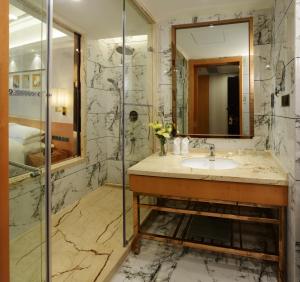menshine gloria plaza hotel
