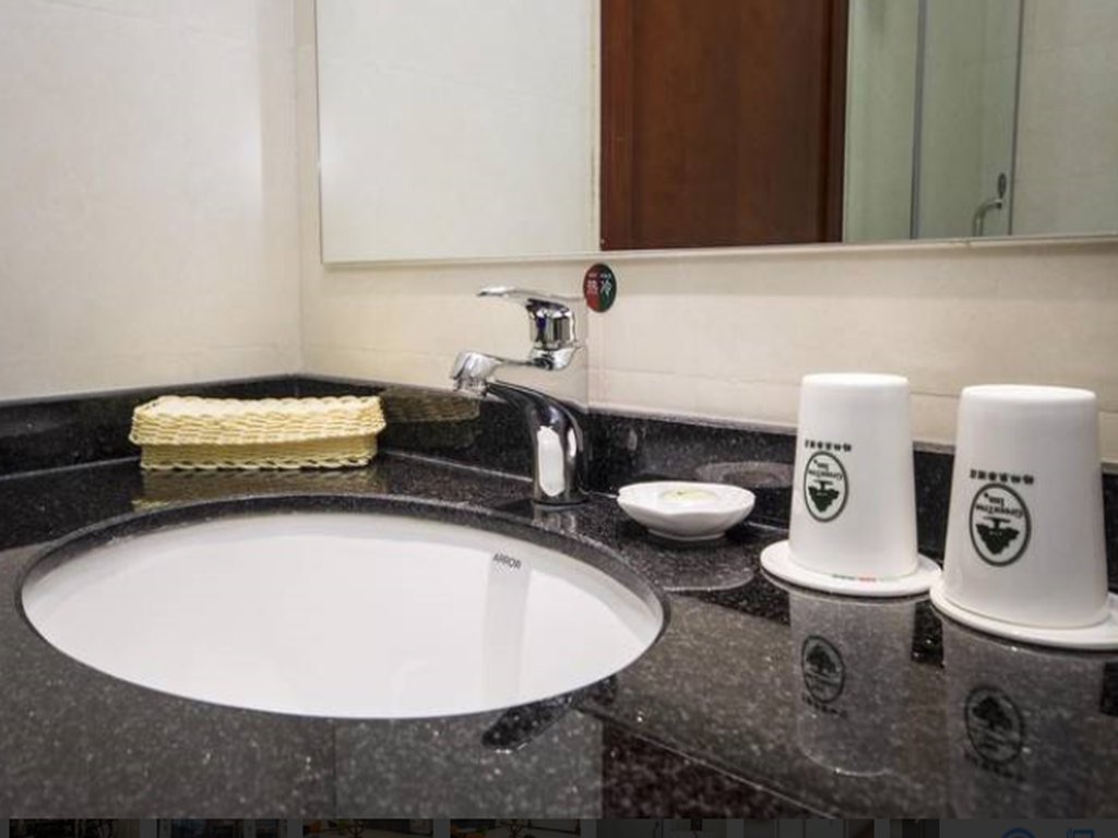 greentree inn qinhuangdao railway station square express hotel