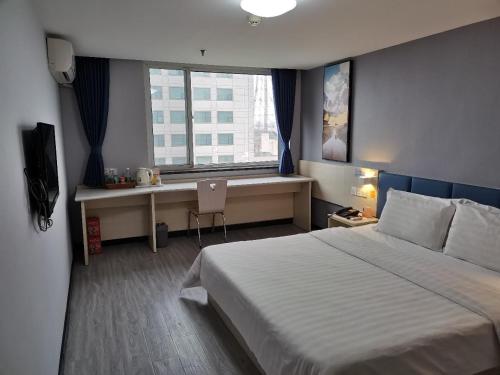 7 days inn xian zhonglou north street metro station