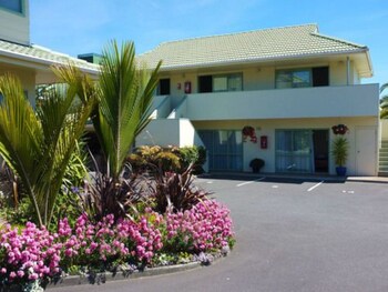 Birchwood Spa Motel,Near Whakarewarewa: The Living Maori Village,3 star