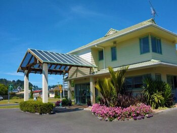Birchwood Spa Motel,Near Whakarewarewa: The Living Maori Village,3 star