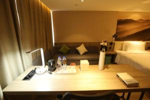 atour hotel yanan baimi avenue baota mountain