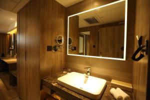atour hotel yanan baimi avenue baota mountain