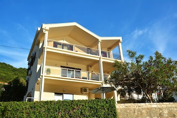 Maxhit Apartments,Near Sveti Dorde Island,3 star