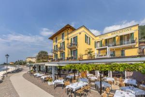 lake front hotel brenzone