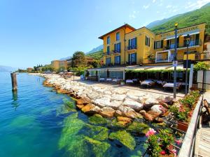 lake front hotel brenzone