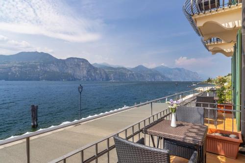 lake front hotel brenzone