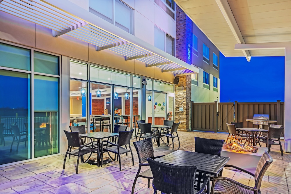 holiday inn express and suites chanute by ihg