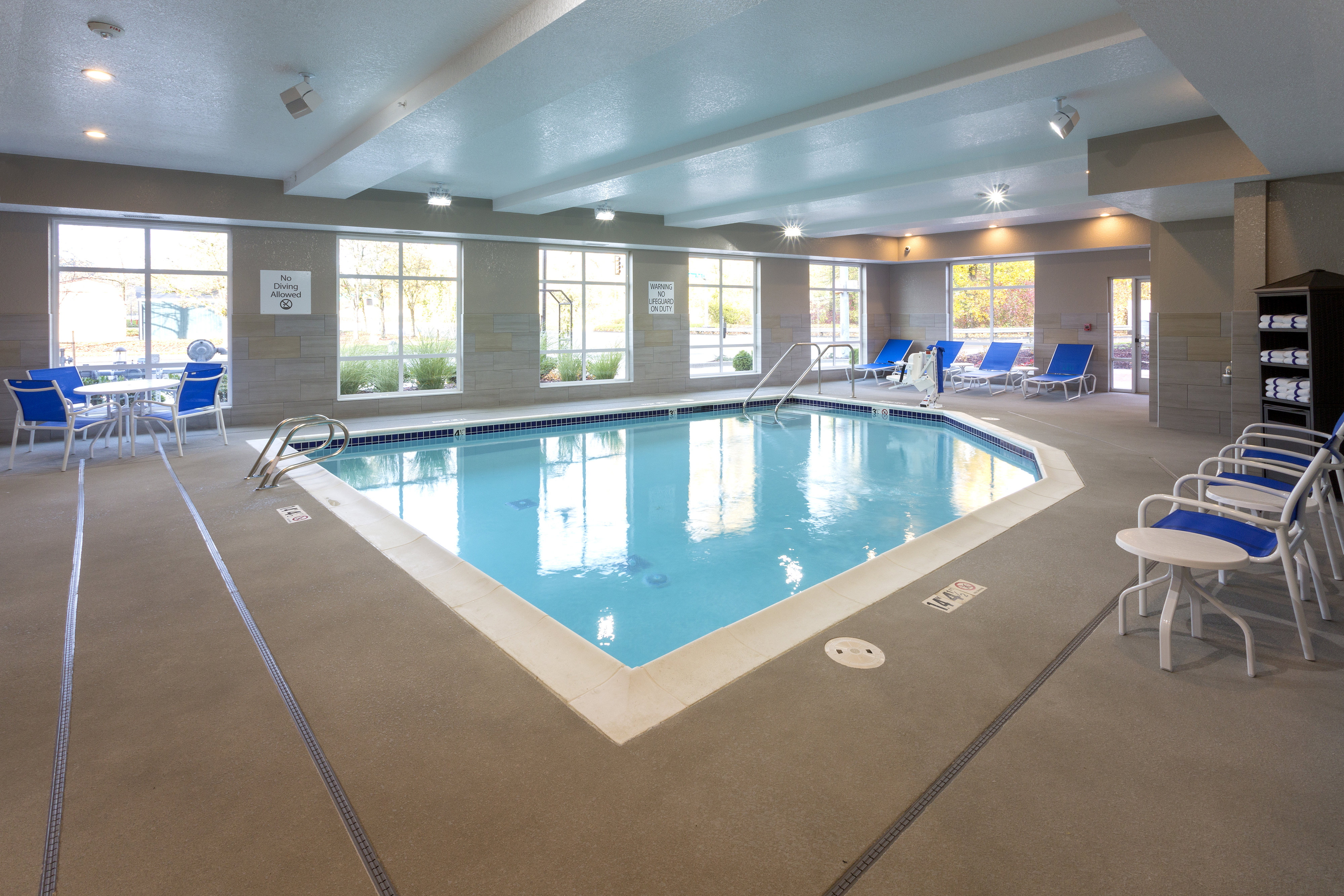 holiday inn express and suites seattle south tukwila
