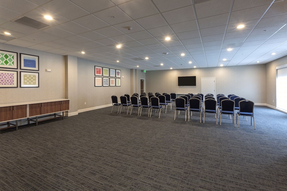 holiday inn express and suites seattle south tukwila