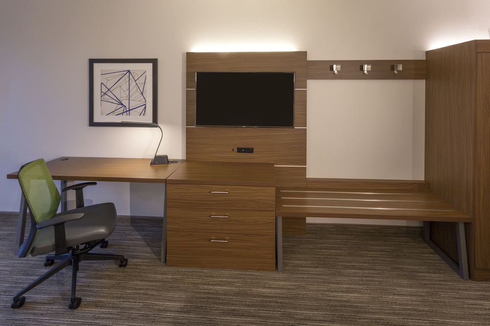 holiday inn express and suites seattle south tukwila
