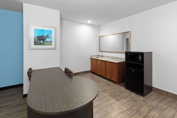 days inn and suites by wyndham lubbock medical center