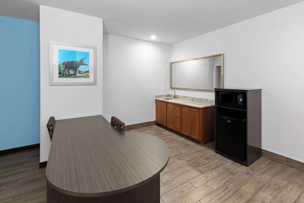 days inn and suites by wyndham lubbock medical center