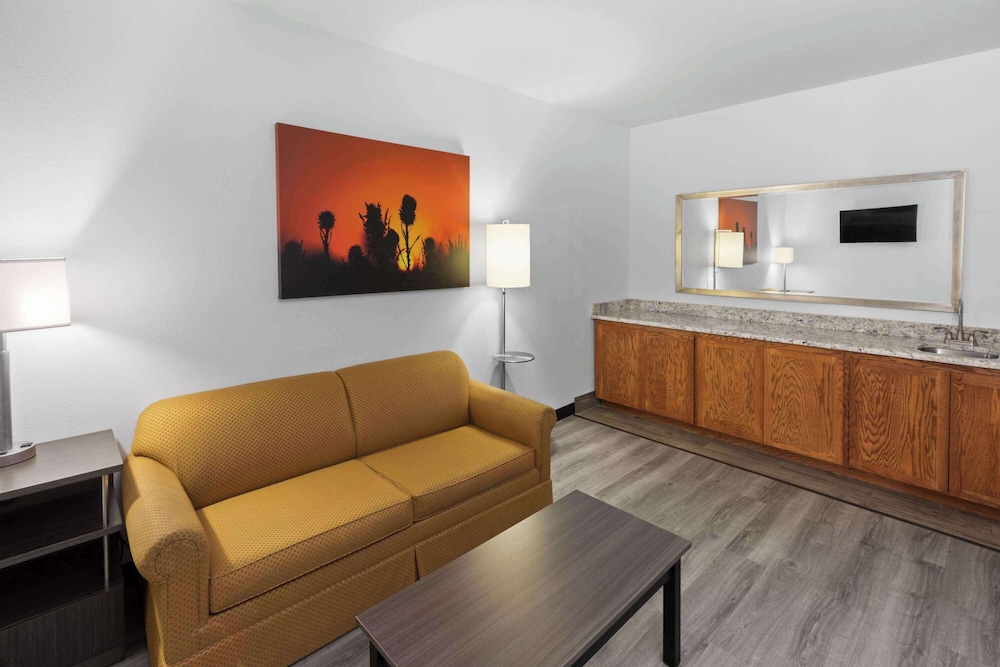 days inn and suites by wyndham lubbock medical center