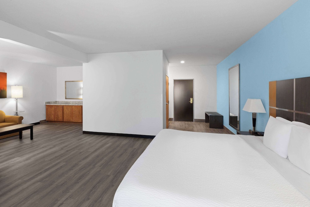 days inn and suites by wyndham lubbock medical center