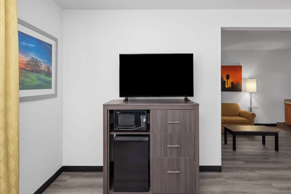 days inn and suites by wyndham lubbock medical center