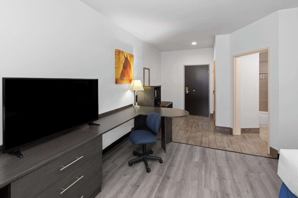 days inn and suites by wyndham lubbock medical center