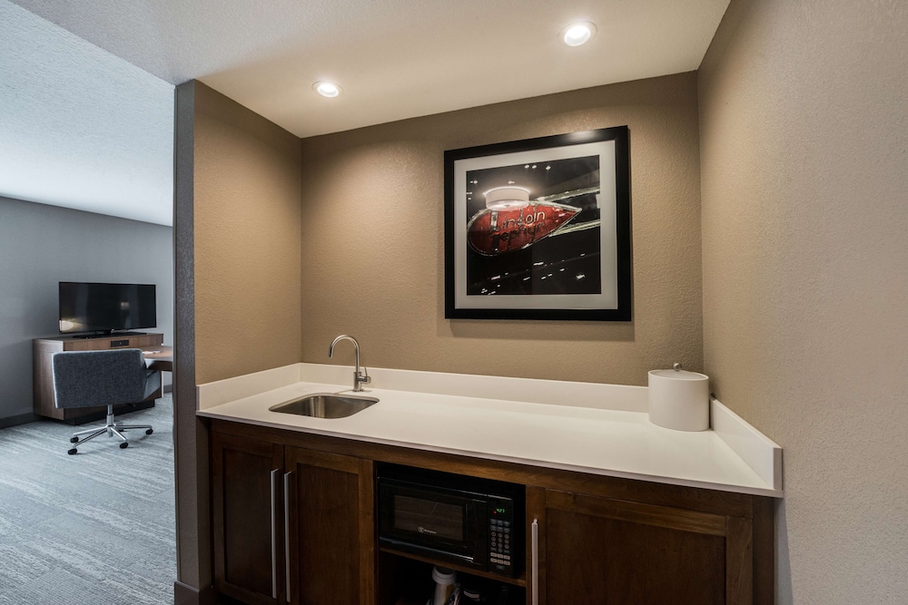 hampton inn and suites wixom