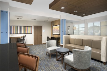 Holiday Inn Express & Suites San Antonio North Windcrest,River Walk>>Martindale Army Air Field,3 star