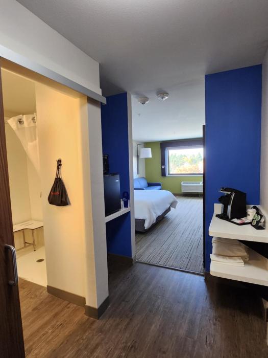 holiday inn express and suites camas vancouver by ihg